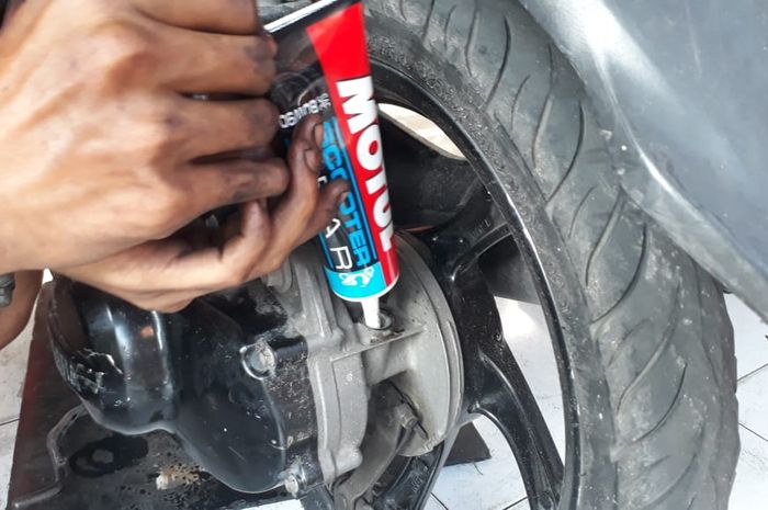 Kapan Waktu yang Tepat Ganti Oli Gardan Motor Matic?